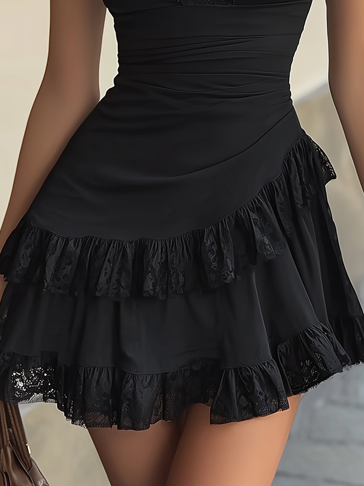 Estelle | Mini Abito con Volant in Pizzo Nero e Scollo a V