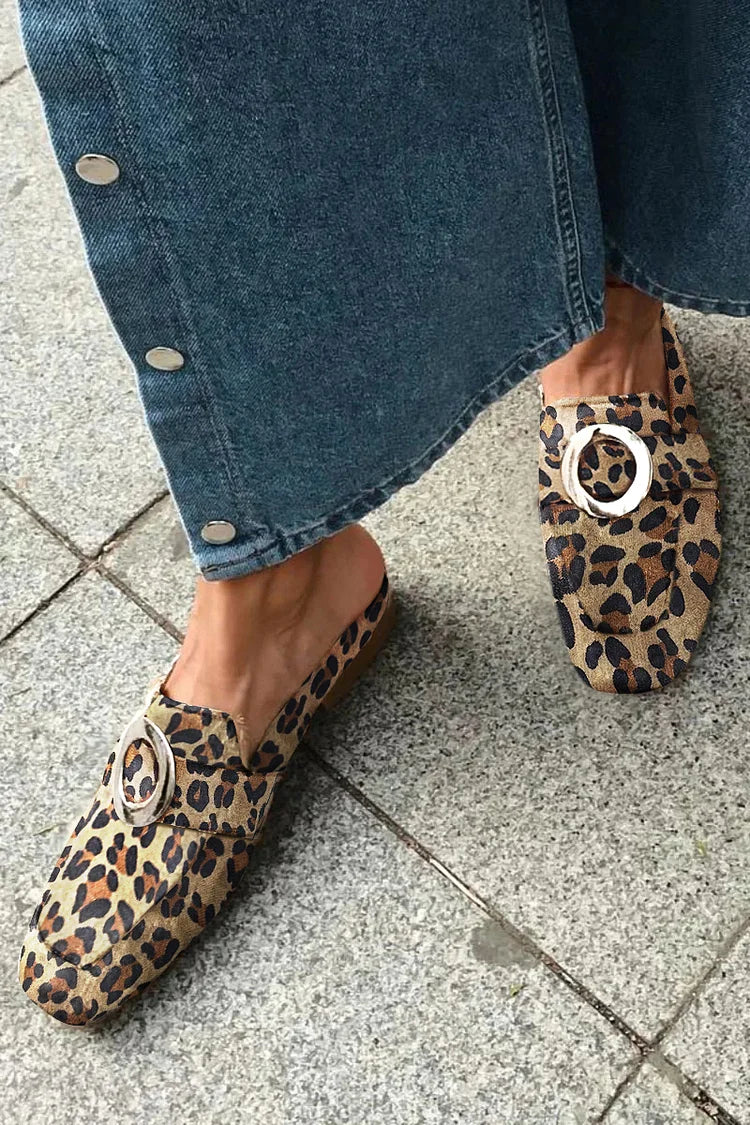 Mules marroni con stampa leopardo e anello metallico