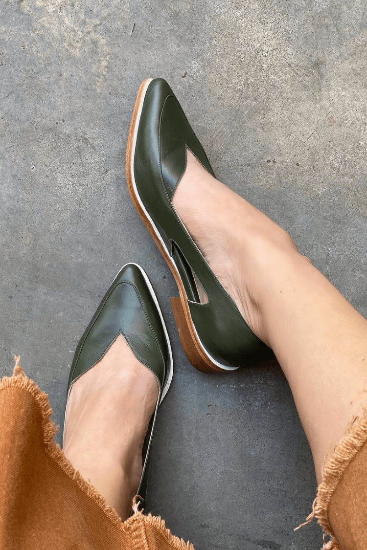 scarpe basse casual blu navy con cut-out, punta affusolata e slip on.