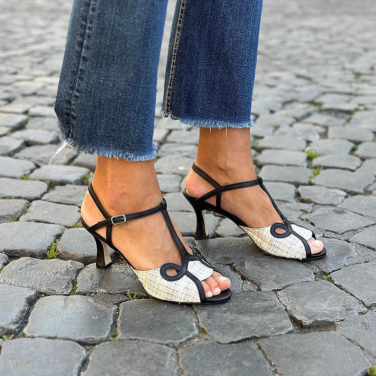 Tacchi a spillo peep toe a contrasto con cinturino a T