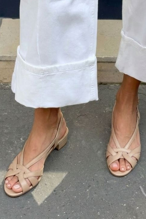 Sandali Nude in Pelle con Fasce Incrociate, Cinturino al Tallone e Tacco Basso.