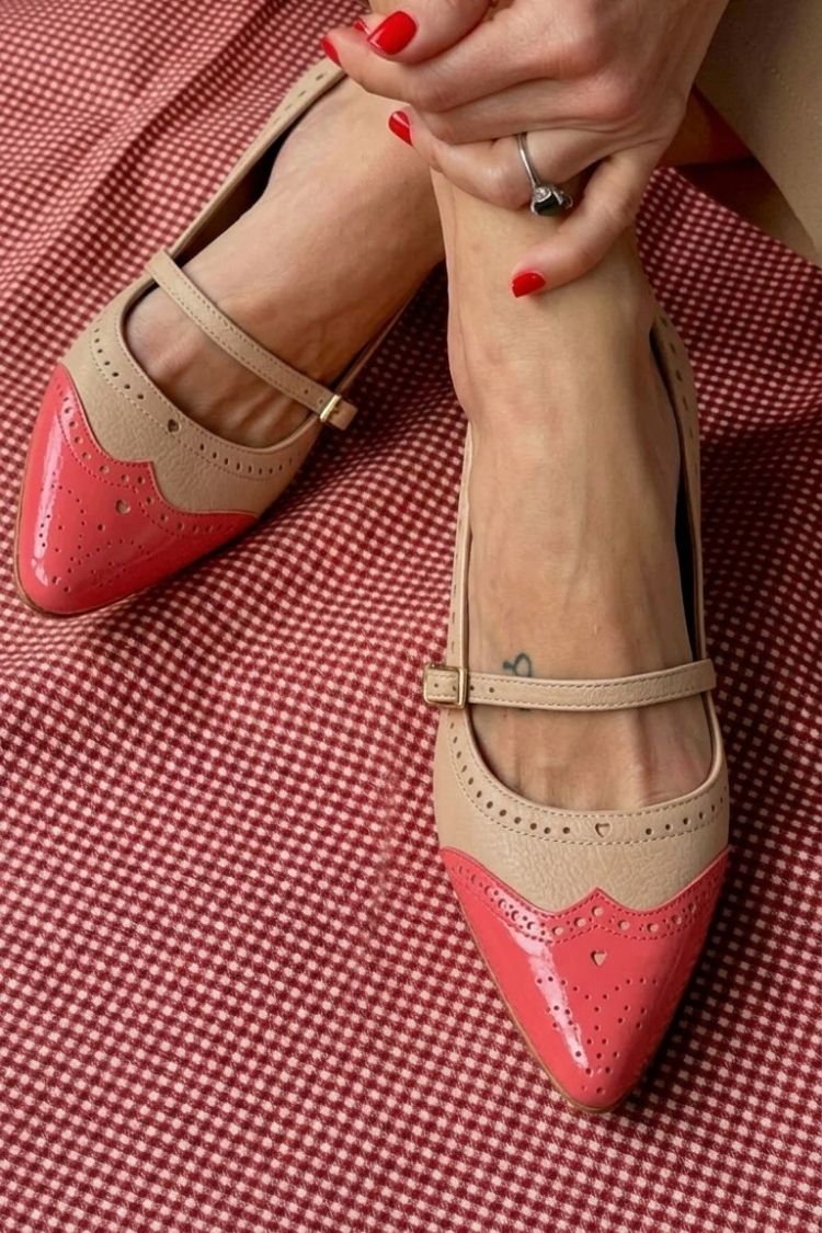 Tacchi bassi color block Bianco a punta con cinturino e fibbia sul collo del piede