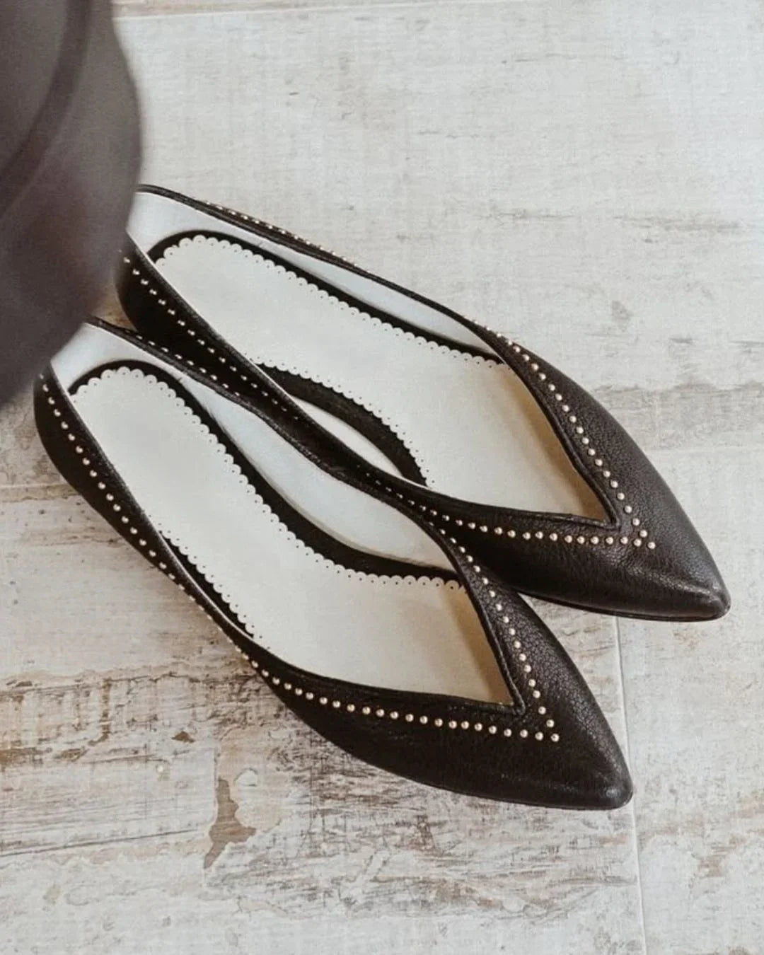 Ballerine slip-on versatili Nero a punta con scollo a V e borchie