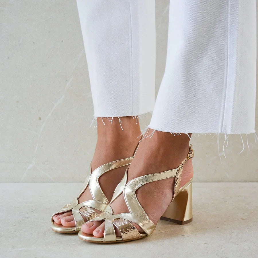 Tacchi larghi cut-out peep toe lucidi dal design irregolare