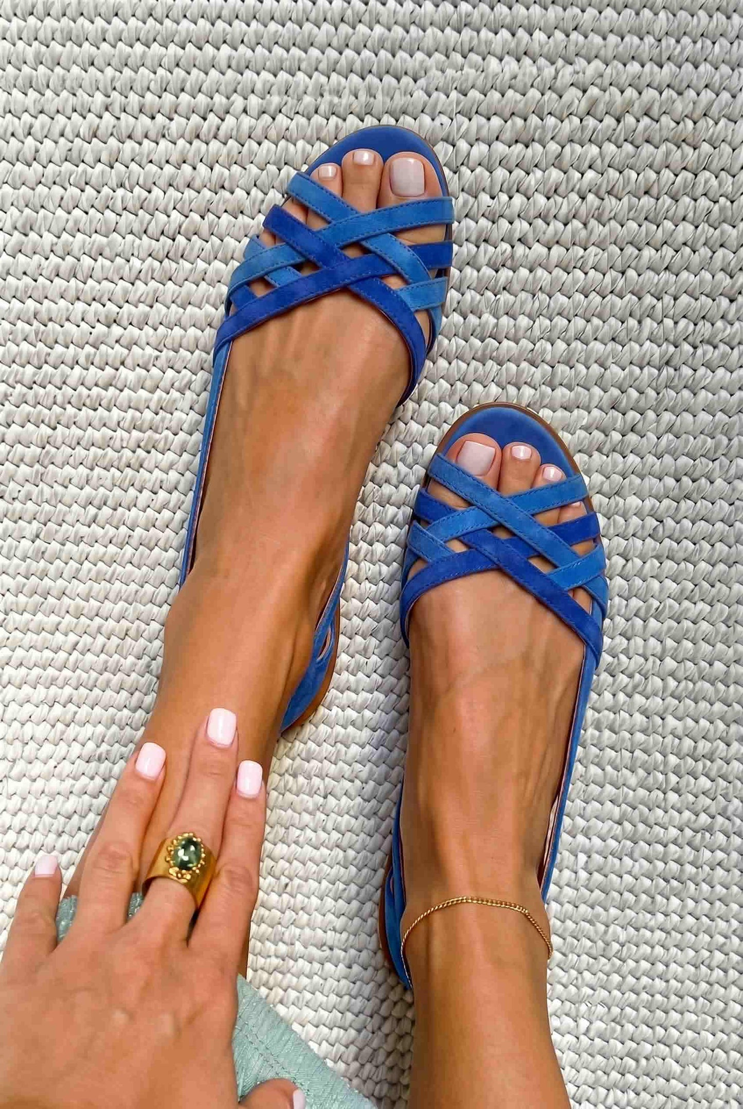 Sandali peep toe scamosciati bassi con cinturini incrociati