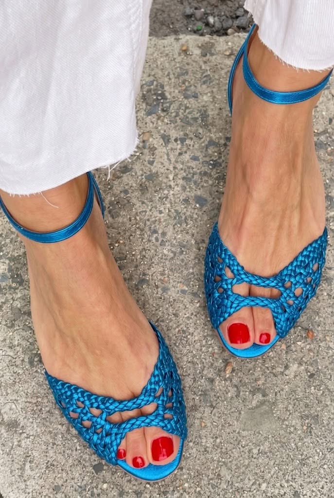 sandali bassi eleganti intrecciati con cut-out, cinturino alla caviglia e punta aperta.