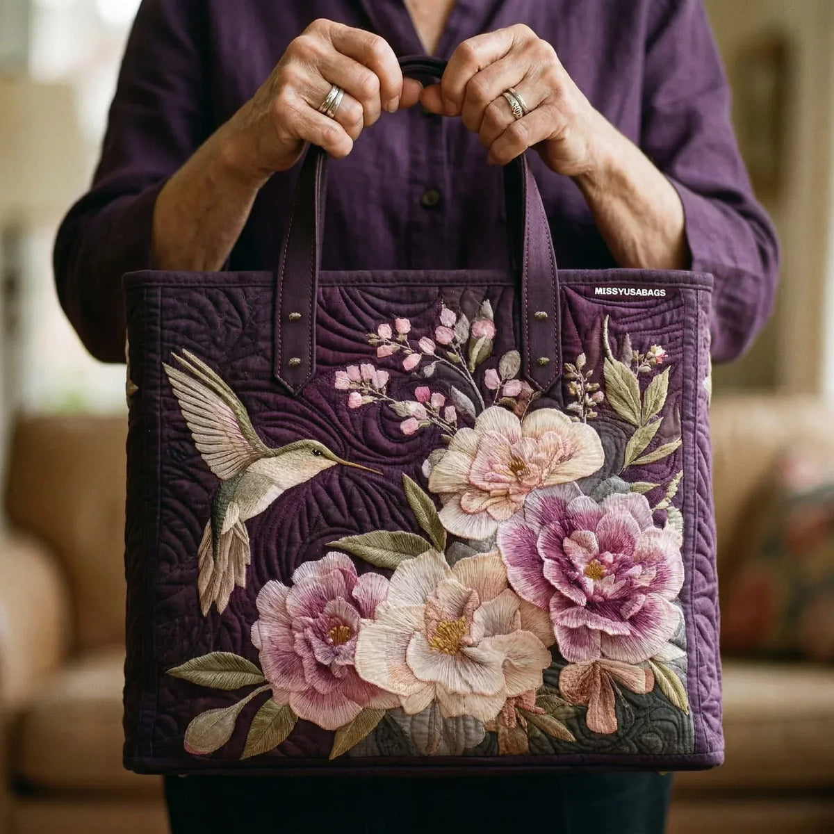 Chiara | Borsa Trapuntata Viola con Colibrì e Orchidee - dettaglio