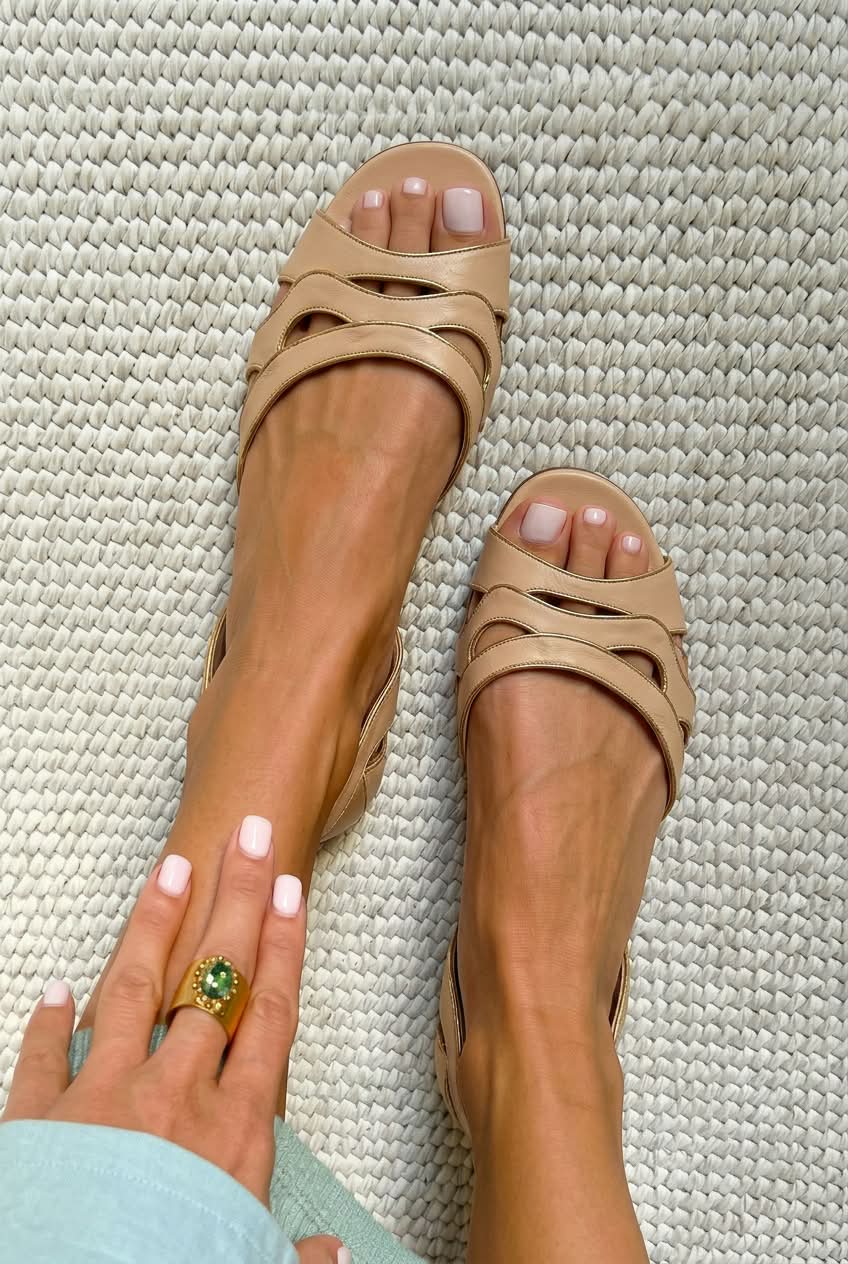 Sandali beige traforati con punta scoperta