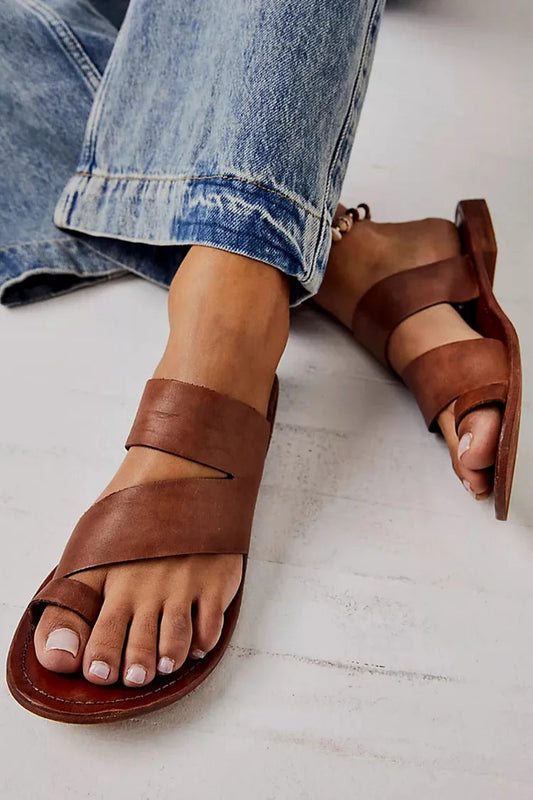 Sandali cut-out essenziali asimmetrici Marrone con anello al dito