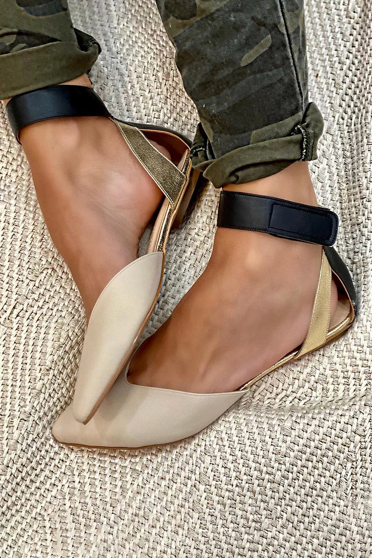 scarpe basse color block con cinturino alla caviglia e cut-out punta affusolata.