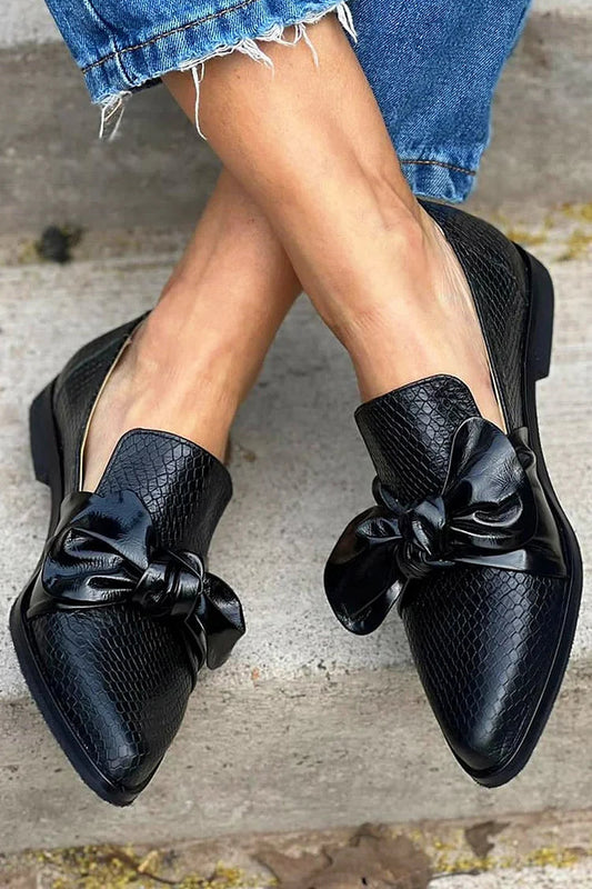 mocassini neri slip on punta affusolata fiocco stampa pitonata.