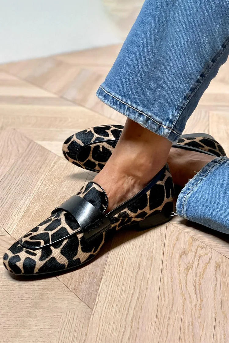mocassini slip-on con punta rotonda e stampa mucca colorblock.
