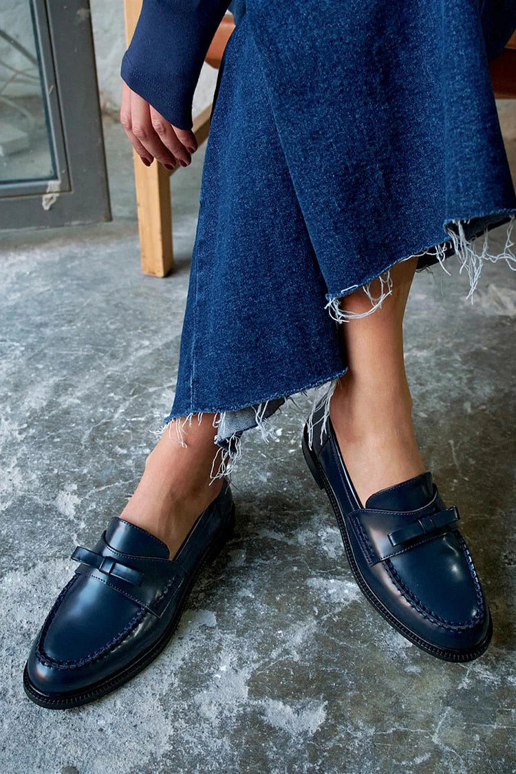 Mocassini Blu Navy con Fiocco Decorativo, Design Patchwork e Punta Rotonda.