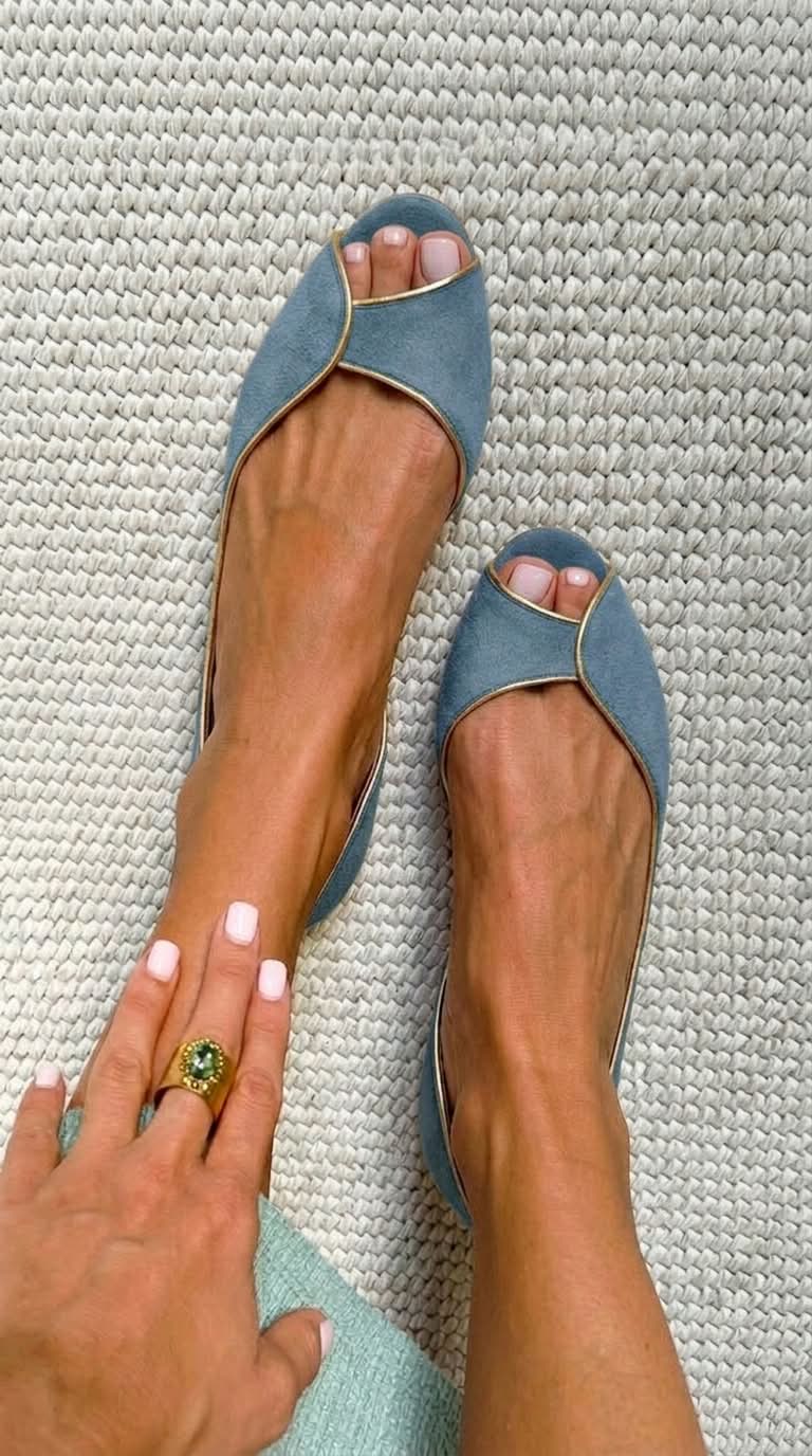 GIADA | Scarpe basse con punta aperta e bordino dorato in pelle scamosciata