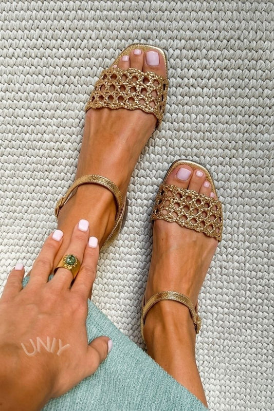 sandali piatti oro metallizzato intrecciati con punta quadrata chic.
