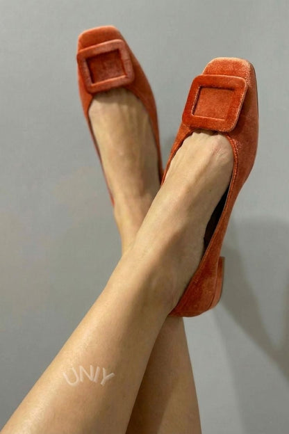 ballerine morbide in velluto con fibbia quadrata e punta quadrata.