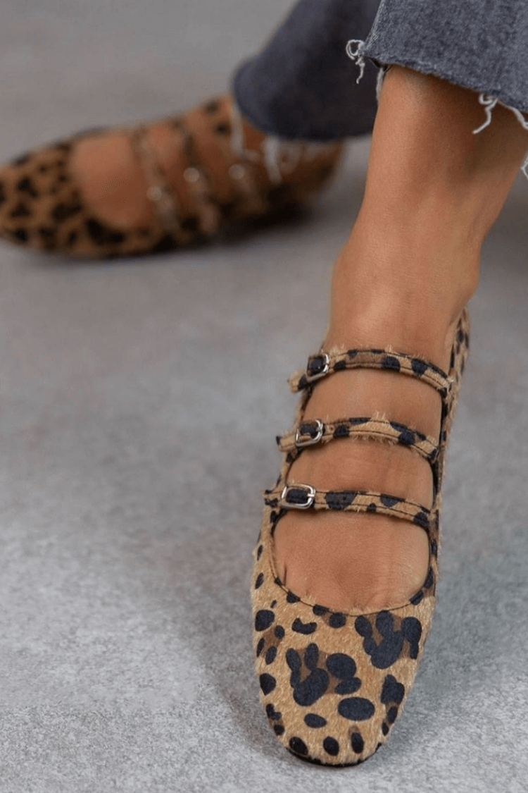 scarpe basse mary jane con tripla fibbia e stampa leopardata.