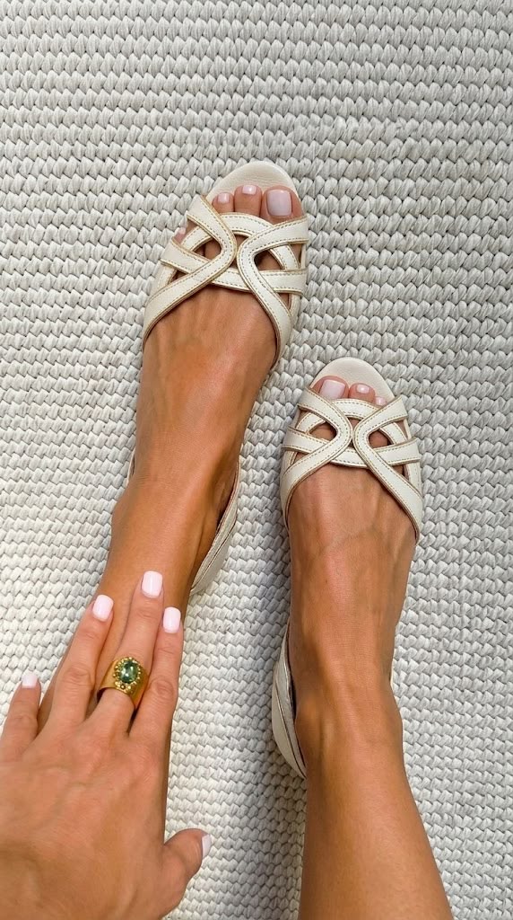 Sandali Piatti Crema con Cut-Out, Punta Aperta e Retro Chiuso.
