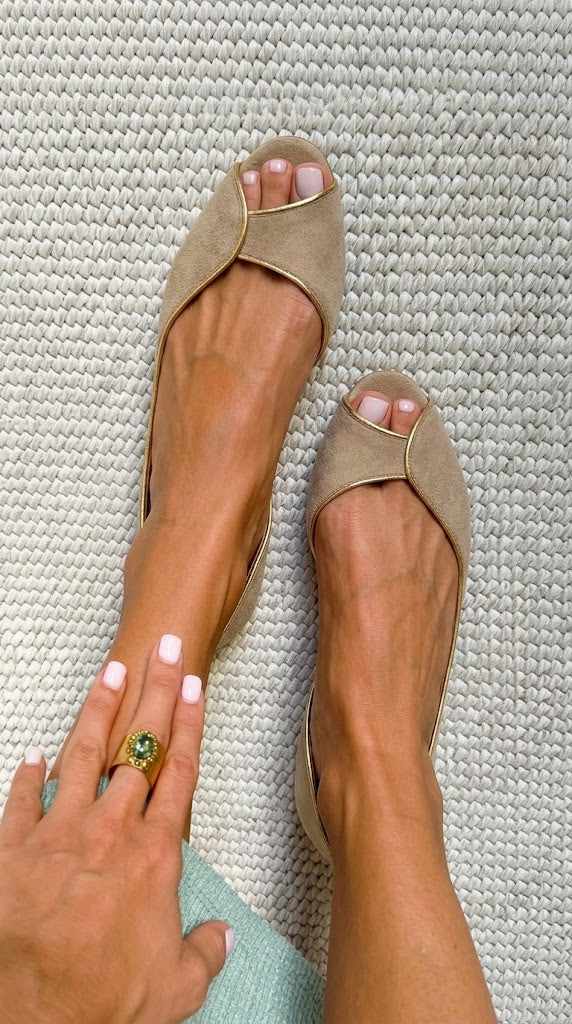 Ballerine D'Orsay Beige in Camoscio con Bordo Dorato e Punta Aperta.