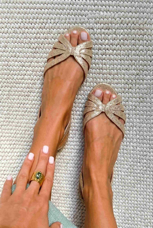 Sandali slingback metallizzati bassi Oro a punta aperta con cinturini