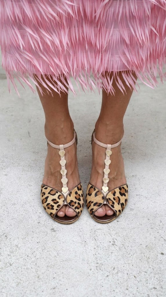 Tacchi peep toe stampa leopardata Rosa con cinturino a T e cuore
