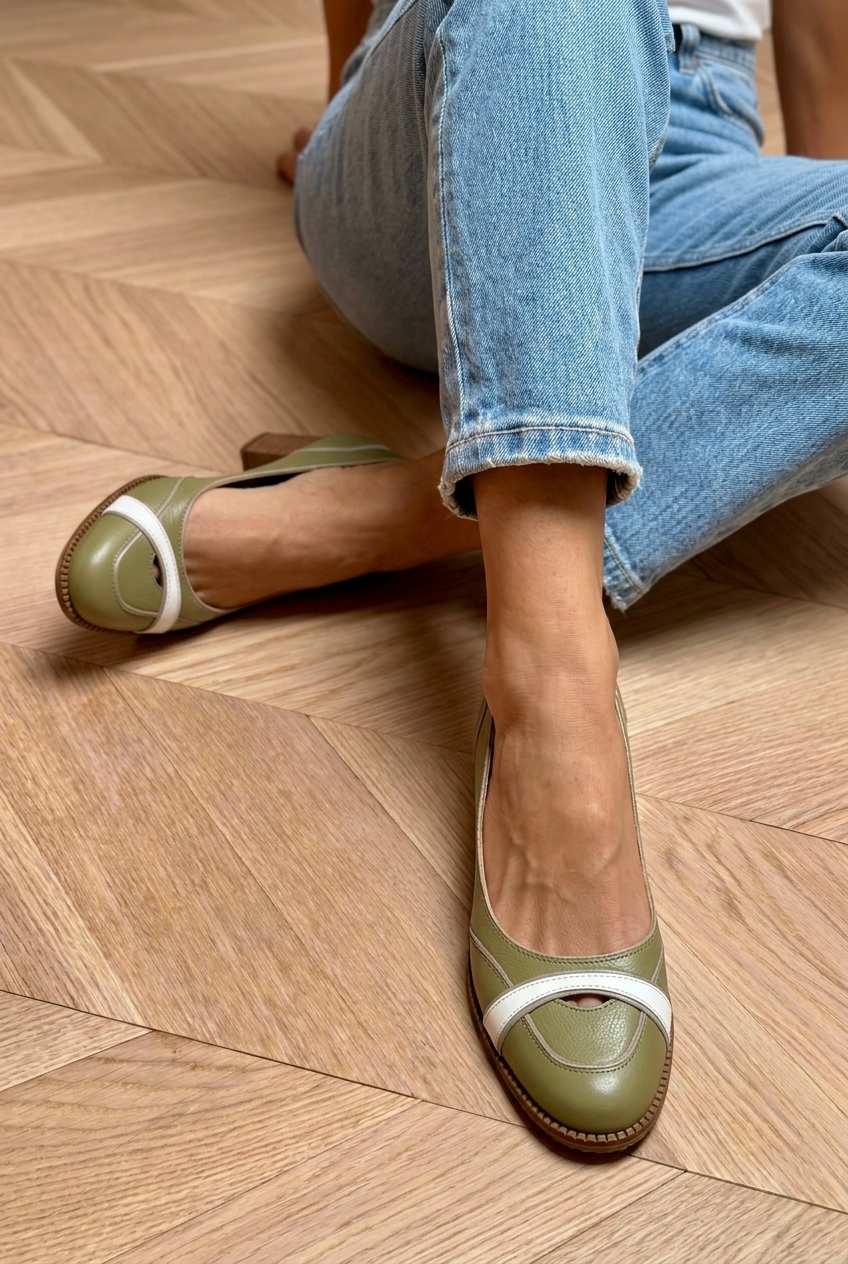 Décolleté cut-out a punta tonda con tacco a blocco