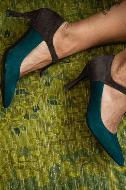 tacchi stiletto eleganti viola con allacciatura.
