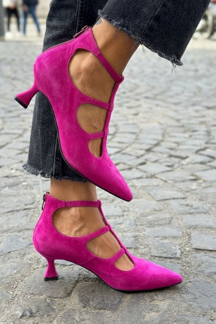 tacchi kitten viola con zip cinturino alla caviglia e cut-out punta affusolata.