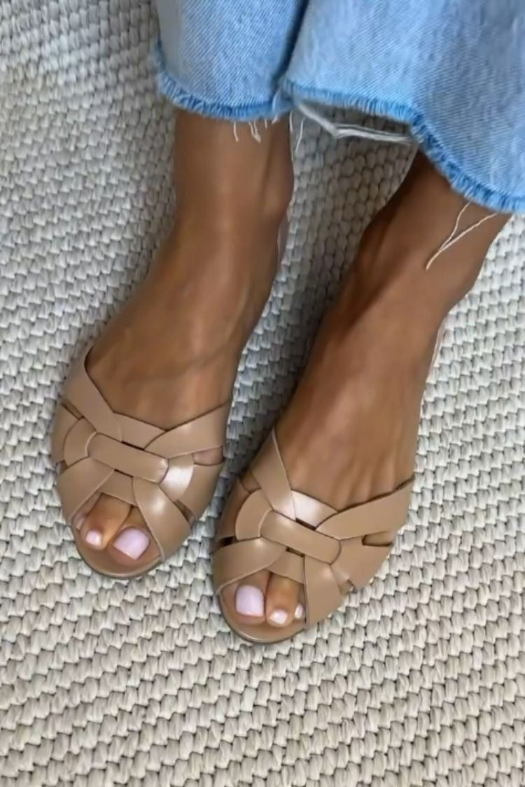 scarpe basse con punta aperta dietro chiusa in similpelle intrecciata incrociata.