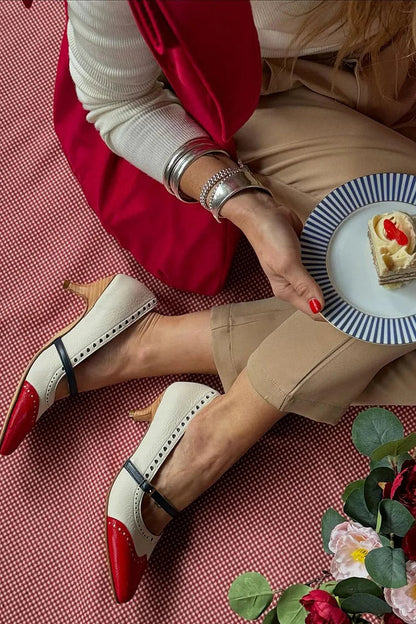 Tacchi bassi color block Bianco a punta con cinturino e fibbia sul collo del piede