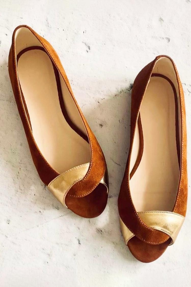 Dettaglio fasce incrociate sandali marroni