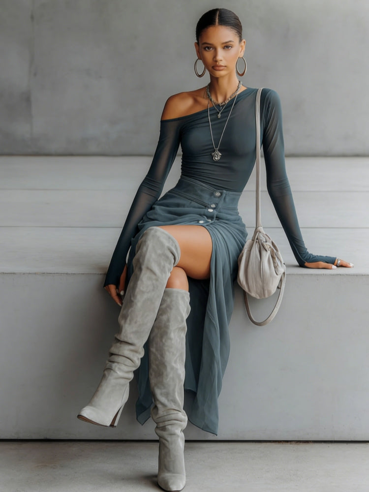 Completo asimmetrico grigio-blu con cut-out - dettaglio
