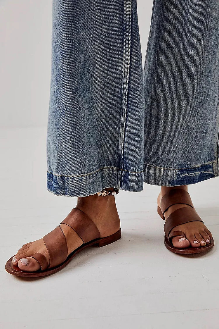 Sandali cut-out essenziali asimmetrici Marrone con anello al dito