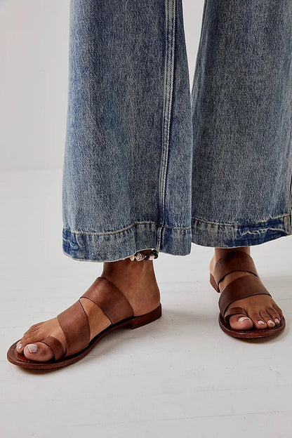 Sandali cut-out essenziali asimmetrici Marrone con anello al dito