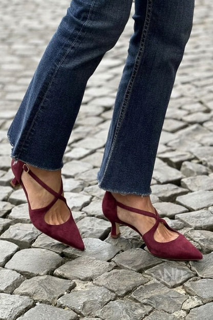 tacchi bassi kaki con cinturino incrociato e fibbia, punta affusolata.
