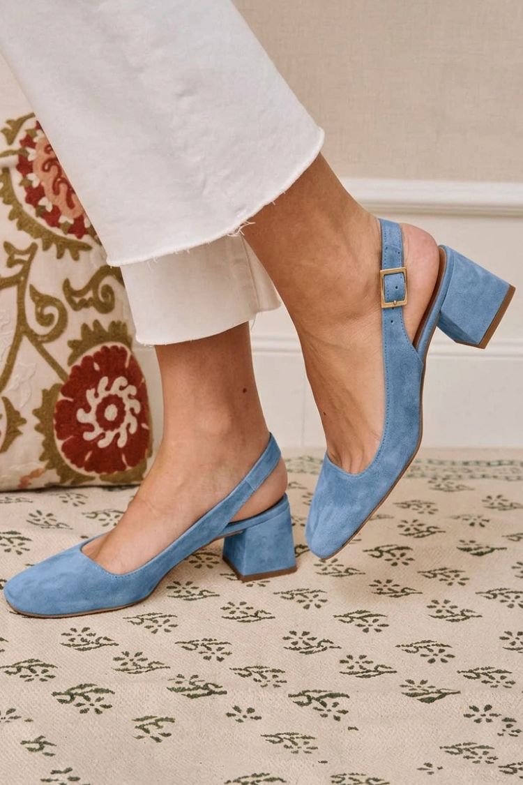 tacchi larghi kaki con slingback, fibbia e punta quadrata.