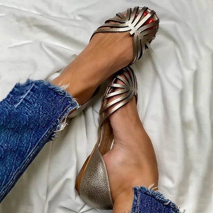 scarpe basse in similpelle lucida con cut-out punta rotonda.