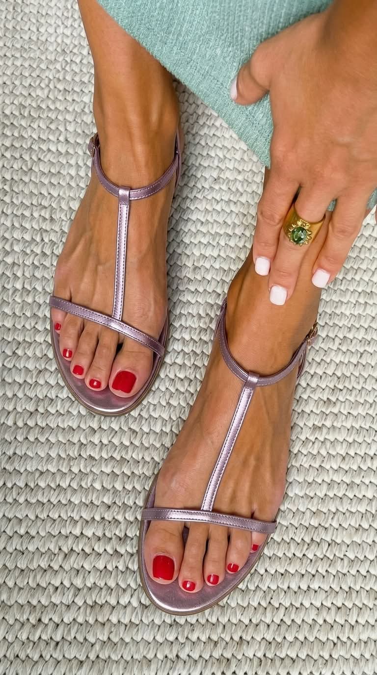 Sandali metallizzati indossati