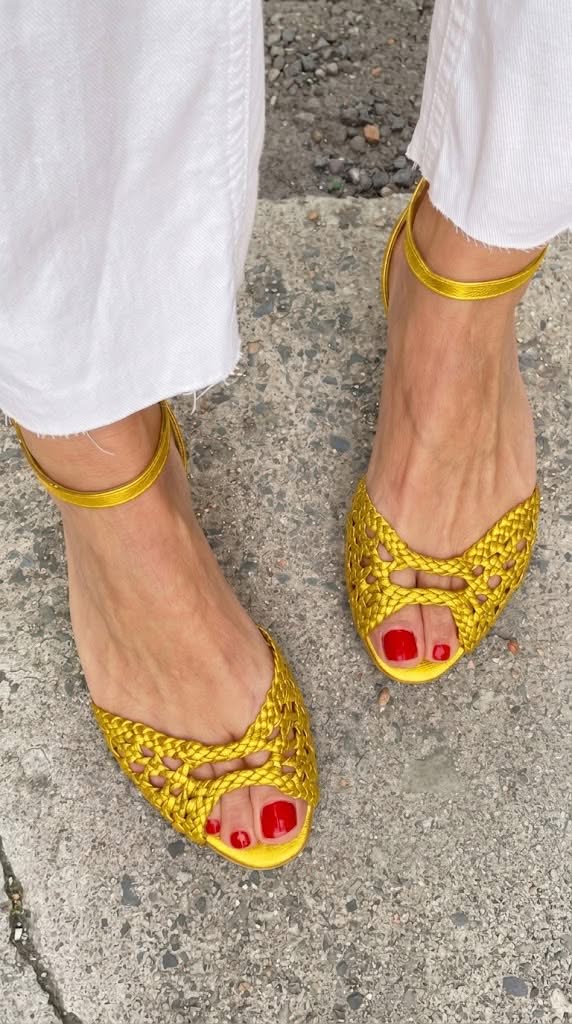 sandali bassi eleganti intrecciati con cut-out, cinturino alla caviglia e punta aperta.