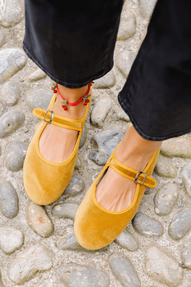 Ballerine in velluto con cinturino e fibbia