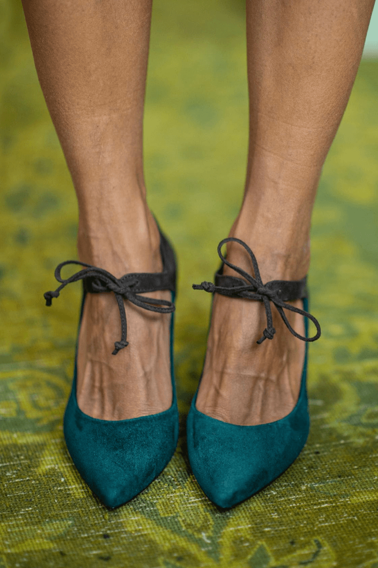 tacchi stiletto eleganti viola con allacciatura.