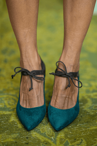 tacchi stiletto eleganti viola con allacciatura.