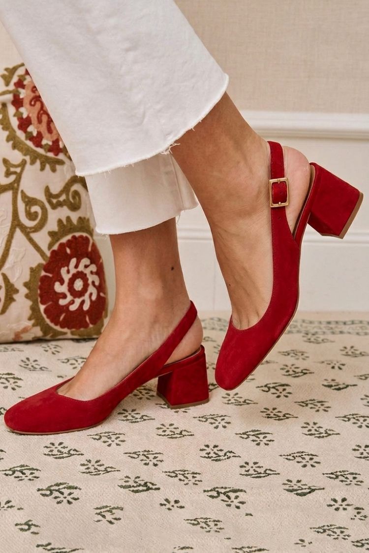 tacchi larghi kaki con slingback, fibbia e punta quadrata.