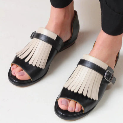 Sandali slip-on a punta tonda aperta a contrasto con frange