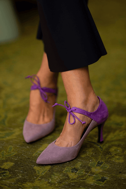 tacchi stiletto eleganti viola con allacciatura.