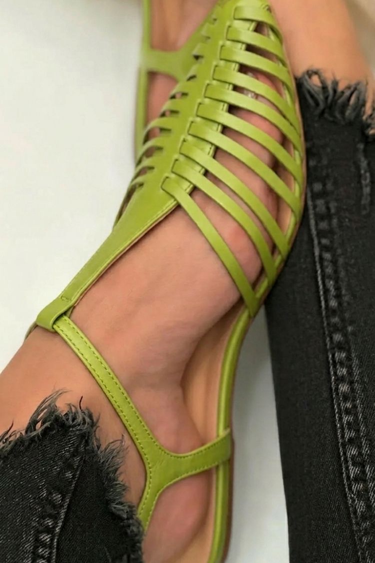 sandali neri casual con cinturino a T e cut-out punta affusolata.