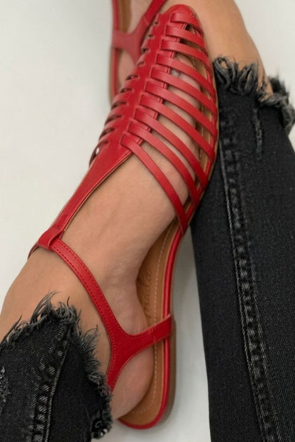 sandali neri casual con cinturino a T e cut-out punta affusolata.