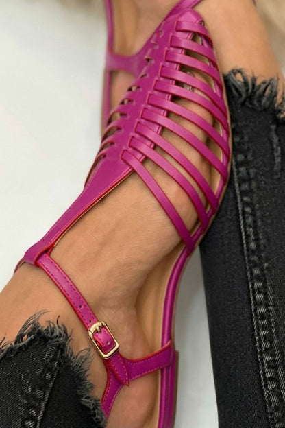 sandali neri casual con cinturino a T e cut-out punta affusolata.