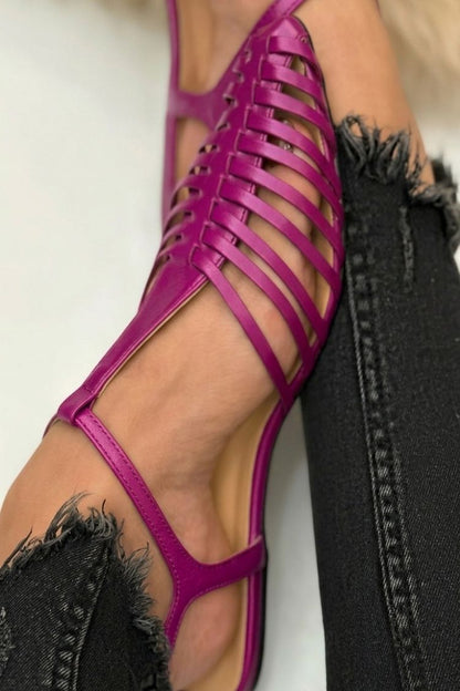 sandali neri casual con cinturino a T e cut-out punta affusolata.