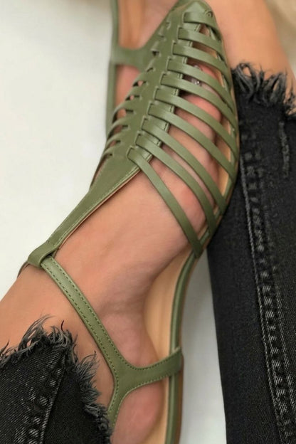 sandali neri casual con cinturino a T e cut-out punta affusolata.
